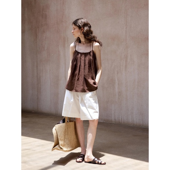 Trendy tailored five-pocket Bermuda length with a relaxed straight. - Picture 2 of 5